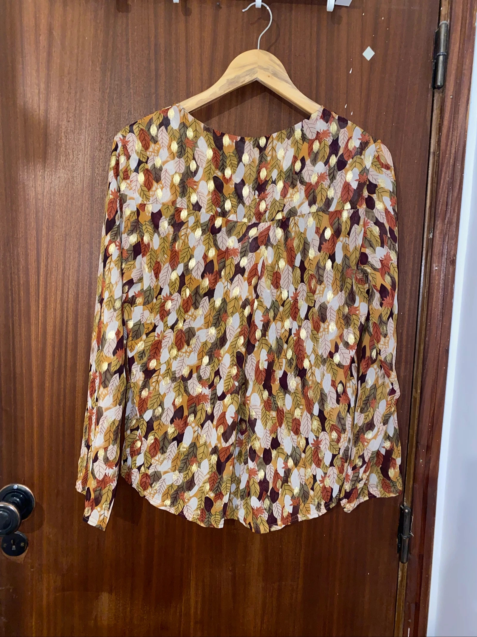 Blusa escote V estampado de hojas doradas – photo 4